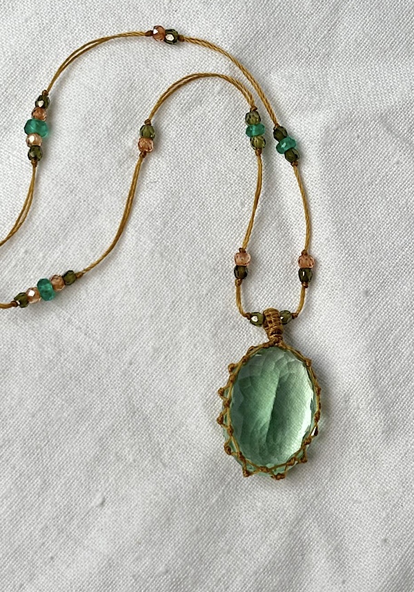 SHARING "SHORT TIBETAN NECKLACE" FLUORITE GREEN #173 - Image 2