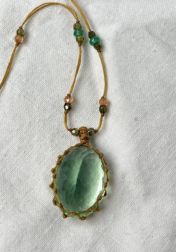 SHARING “SHORT TIBETAN NECKLACE” FLUORITE GREEN #173